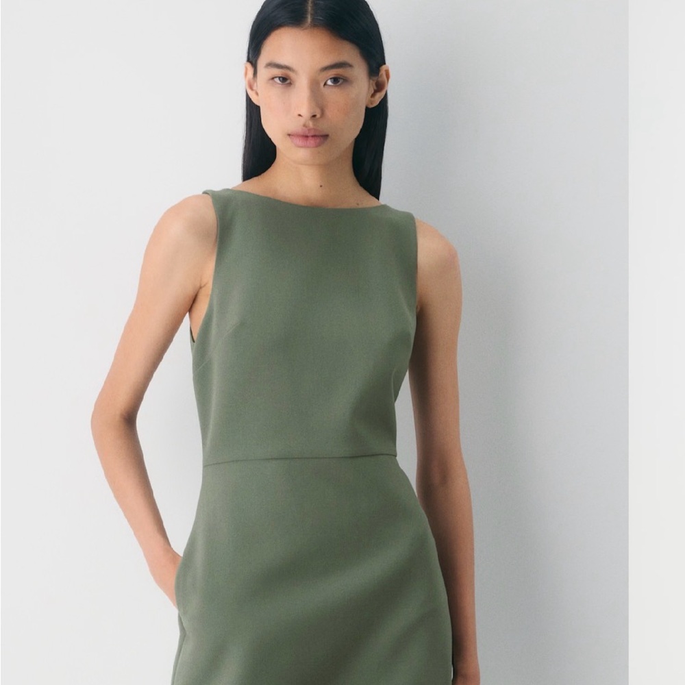 🌾Aritzia
Bond Dress - Crepette Sage Green (new with tags) 🌾
